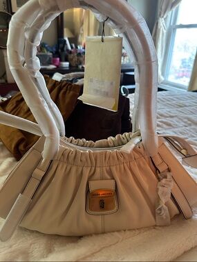 Marc Jacobs Cream Cristina satchel leather shoulder with Gold-Tone Logo